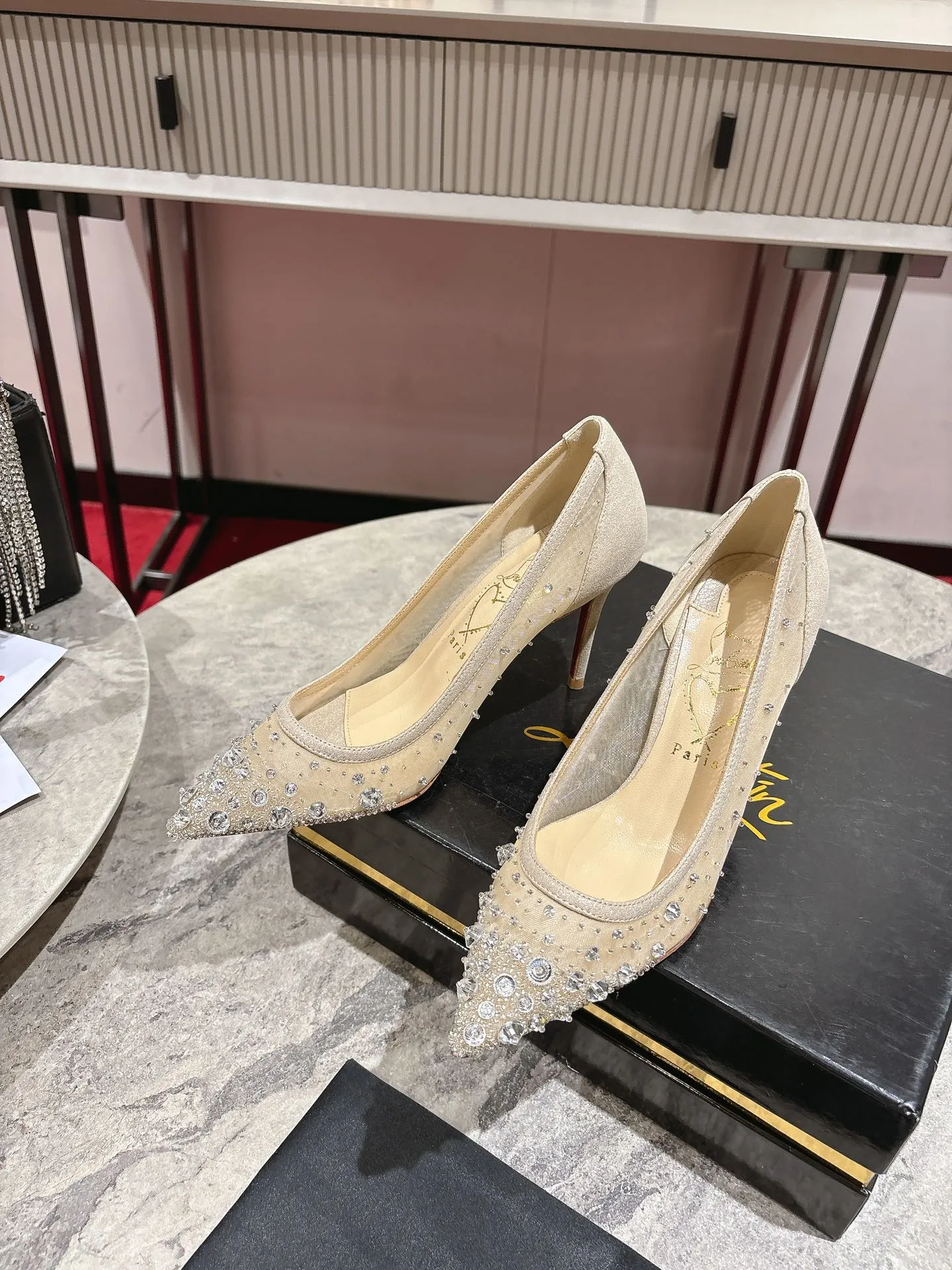 👟👟Ex-factory price 740👟👟 🆑❥∙ Mesh seam drill (single shoe)🦋✪ꫛꫀw.✔︎ This style features a slightly pointed toe made from white mesh with crystal beads and diamonds, a 65mm heel height, hand-placed crystals added to the front, and our signature Louboutin red sole with Christian Louboutin's signature and heart-shaped imprint logo on the insole. Size: 34 yards-42 yards (34.40.41.42. Customized, non-returnable and non-exchangeable‼️) Heel height: 6.5cm Color: White Apricot